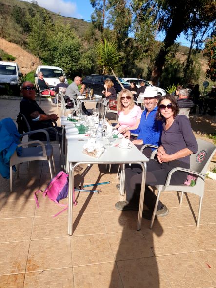 The small few who stayed for lunch had a very enjoyable lunch outside in the sunshine.